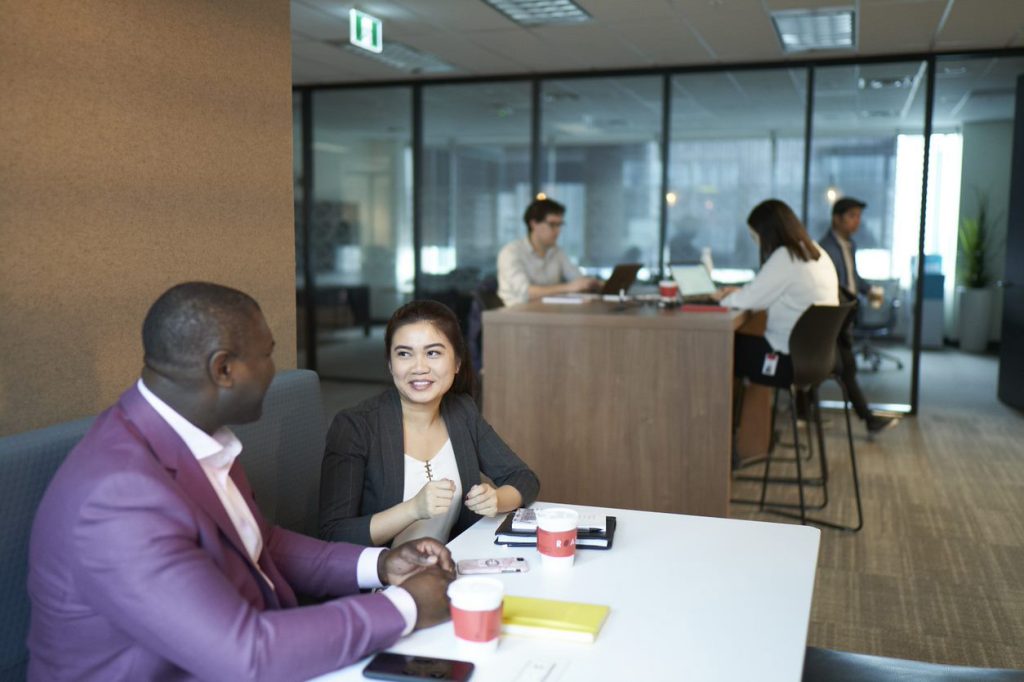 Collègues prenant un café au bureau